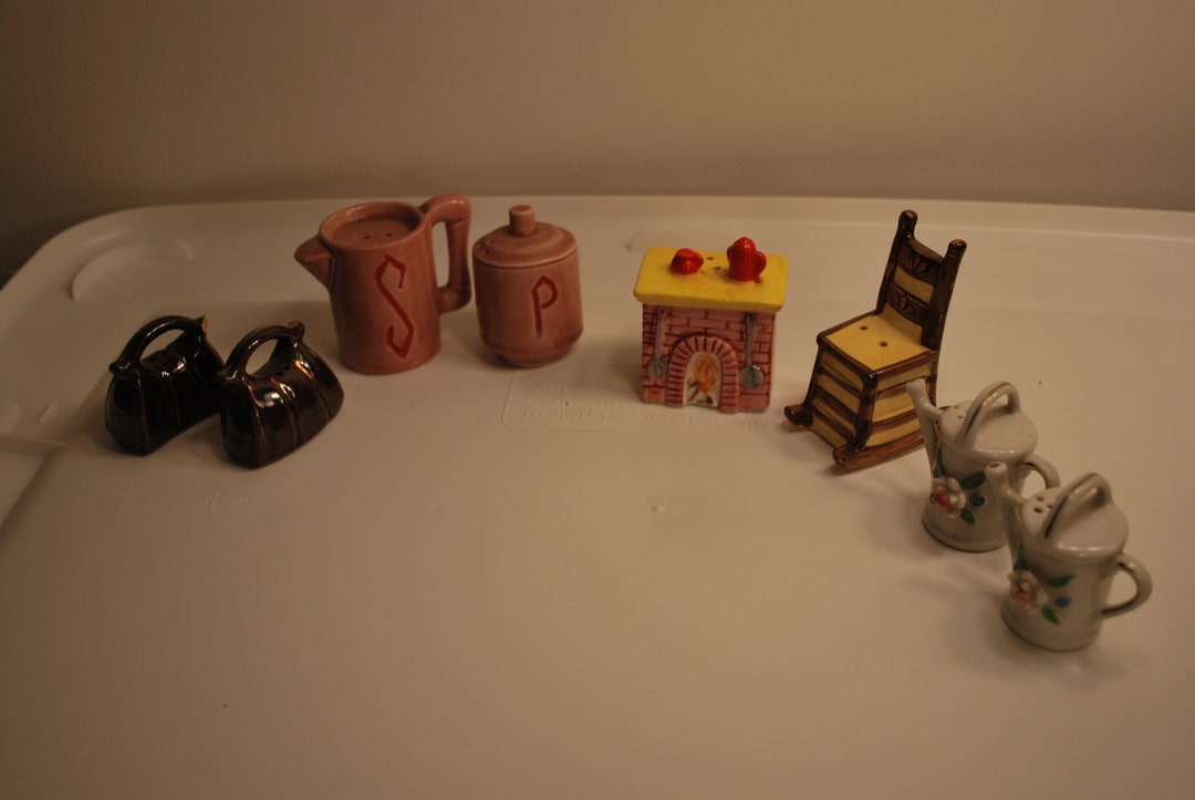 4 Vintage Different Pairs of Salt and Pepper Shakers Household Purse