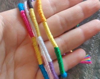Pride-Armbänder gewickelt