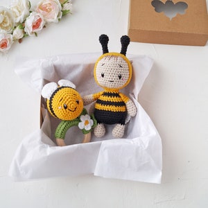 Honey bee baby gift set with bee smal crochet toy and bumblebee baby toy on ring, Summer baby shower gift for pregnant sister or mom to be