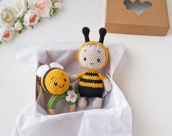 Honey bee baby gift set with bee smal crochet toy and bumblebee baby toy on ring, Summer baby shower gift for pregnant sister or mom to be