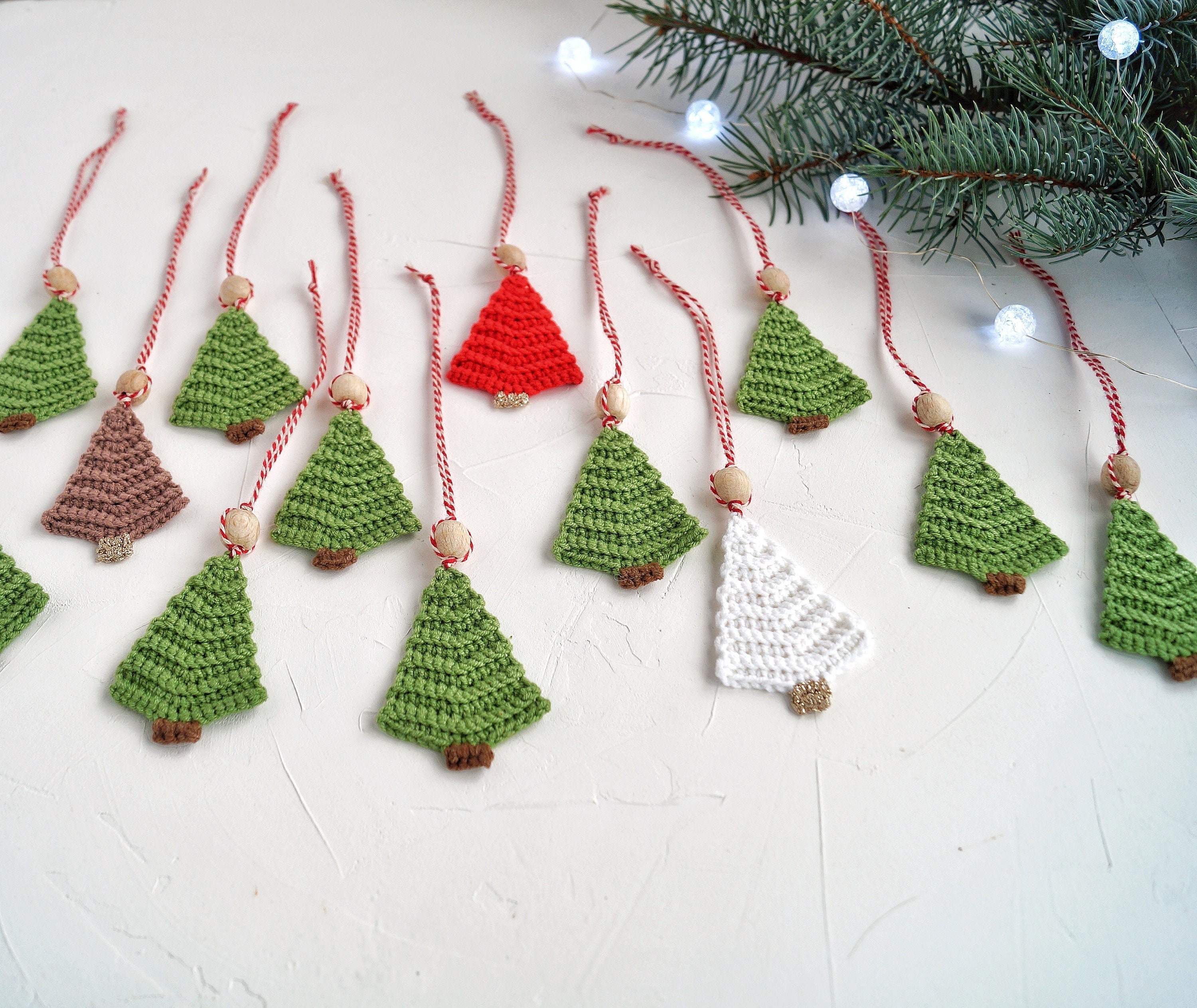 手作りかぎ針編みのクリスマスツリーオーナメント：ホリデー