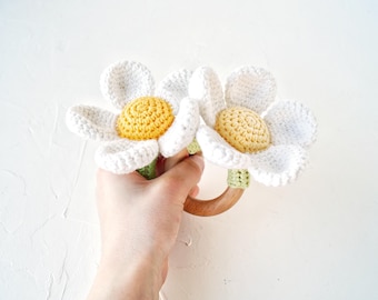 Personalized daisy baby rattle, baby in bloom baby shower gift, Crochet flower cotton toy, Baby girl welcome gift, Summer baby announcement