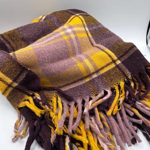 Preciosa manta de lana amarilla, marrón y morada/gris para acampar.