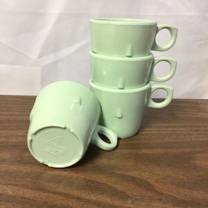 Juego de cuatro tazas apilables de melamina verde menta