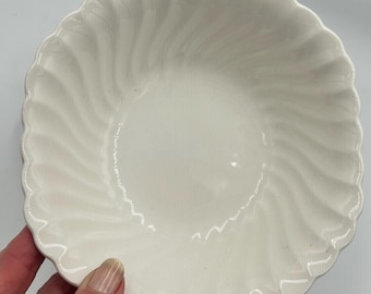 Set van twee kleine witte ijzeren kommen