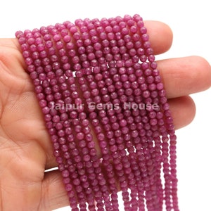 Puede incluir: Una hebra de cuentas de rubí rosa, cada cuenta está facetada y mide aproximadamente 4 mm de diámetro. Las cuentas están enhebradas en un hilo transparente y están listas para ser utilizadas para la elaboración de joyas.