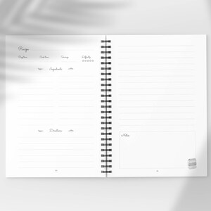 Pu&ograve; includere: Quaderno aperto con pagine a righe e rilegatura a spirale. La pagina sinistra ha l'intestazione "Ricetta" con campi per tempo di preparazione, cottura, porzioni e difficolt&agrave;. La pagina destra ha una sezione per le note.