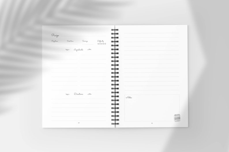 Pu&ograve; includere: Quaderno aperto con pagine a righe e rilegatura a spirale. La pagina sinistra ha l'intestazione "Ricetta" con campi per tempo di preparazione, cottura, porzioni e difficolt&agrave;. La pagina destra ha una sezione per le note.