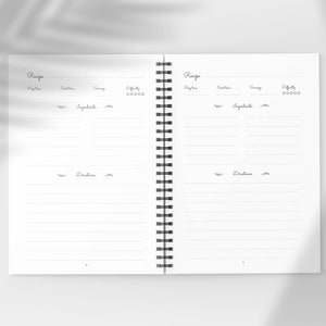 Pu&ograve; includere: Quaderno aperto con pagine a righe e rilegatura a spirale. Le pagine sono etichettate con campi per le informazioni sulla ricetta, tra cui tempo di preparazione, tempo di cottura, porzioni e difficolt&agrave;. La parola "Ricetta" &egrave; in cima a ogni pagina.