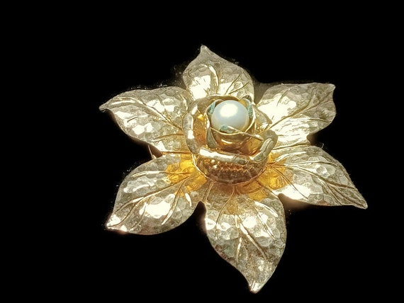 Vtg 70s Gold Tone Flower Lapel Clip - image 1