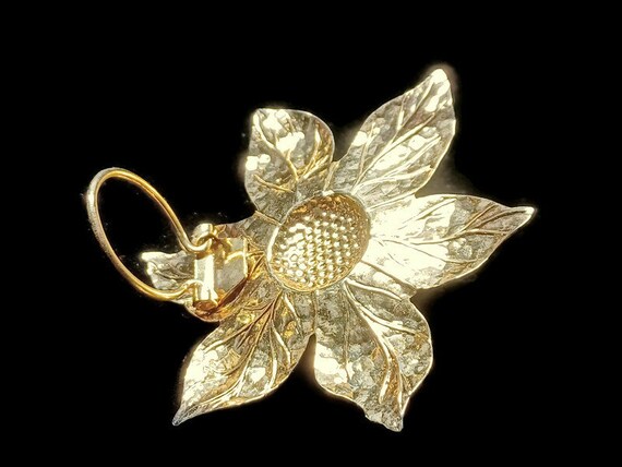 Vtg 70s Gold Tone Flower Lapel Clip - image 2