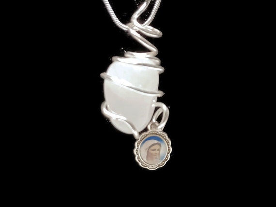 Vtg 90s Quartz Crystal And Religious Medal Neckla… - image 2