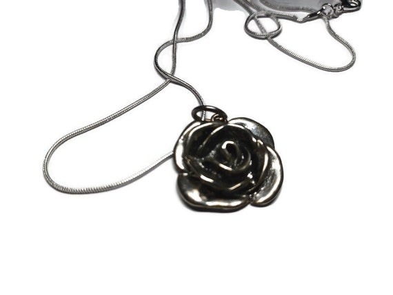 Vtg 90s Silver Tone Rose Necklace - image 2