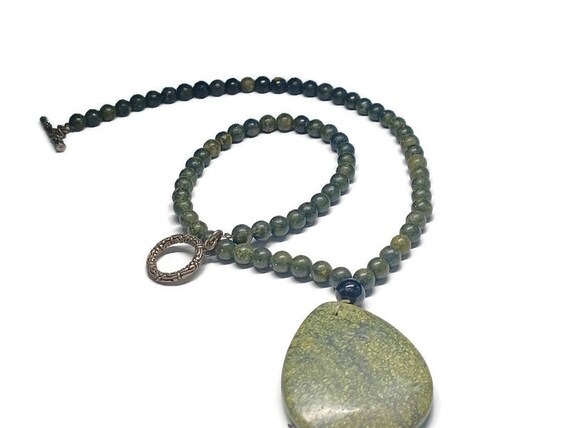 Vtg 80s Green Maw-Sit-Sit Stone Necklace With Kya… - image 2