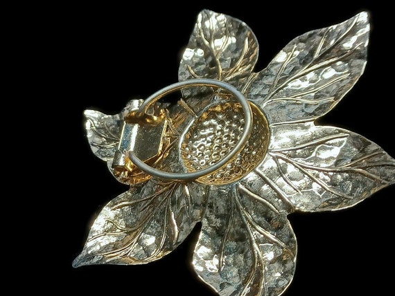 Vtg 70s Gold Tone Flower Lapel Clip - image 3