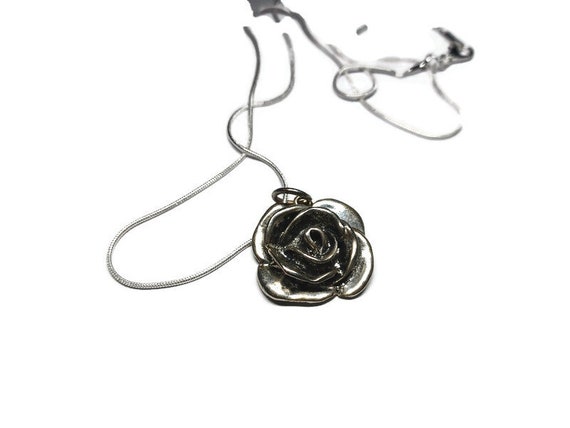 Vtg 90s Silver Tone Rose Necklace - image 1