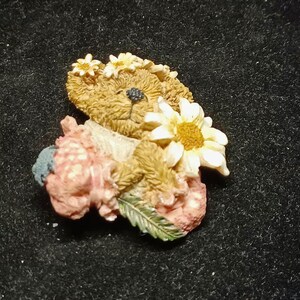 Vtg años 90 resina oso de peluche con flores pin