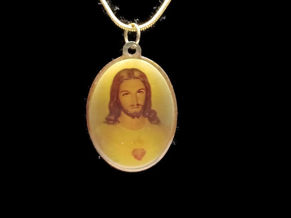 Vtg 90s Sacred Heart Of Jesus Portrait Pendant - image 2