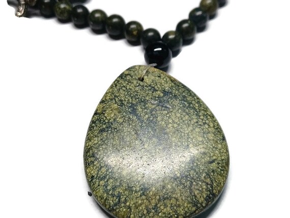 Vtg 80s Green Maw-Sit-Sit Stone Necklace With Kya… - image 1