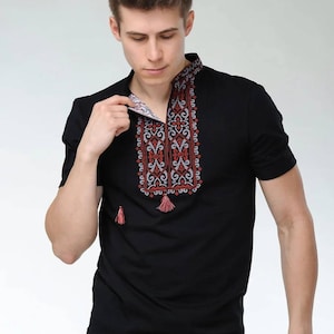Männer Ukrainisch T-Shirt mit gesticktem Ornament, ethnisches T-Shirt. Folkloristischer Stil. Hergestellt in der Ukraine.