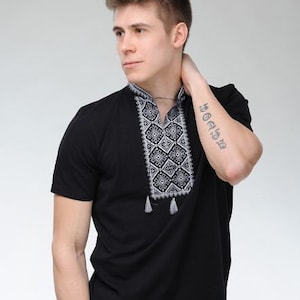 Ukrainisches Herren-T-Shirt mit gesticktem Ornament, ethnisches T-Shirt. Folkloristischer Stil. Hergestellt in der Ukraine.