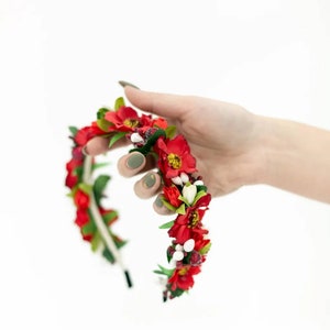 Aro ucraniano con flores. Accesorio para niñas. Vinok ucraniano. Un regalo para una niña. Corona de flores. Tocado infantil.