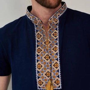 Beliebtes Herren T-Shirt mit gesticktem Ornament, Ethno-T-Shirt. Folkloristischer Stil. Hergestellt in der Ukraine.