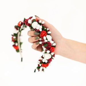 Aro ucraniano con flores. Accesorio para niñas. Vinok ucraniano. Un regalo para una niña. Corona de flores. Tocado infantil.