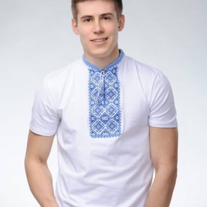 Männer Ukrainisch T-Shirt mit blauer Verzierung, ethnisches T-Shirt. Folkloristischer Stil. Hergestellt in der Ukraine.