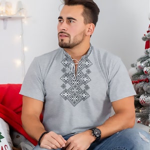Ukrainisches Männer T-Shirt mit geometrischem Ornament. Ethnisches T-Shirt. Folk Öko-Stil. Hergestellt in der Ukraine.