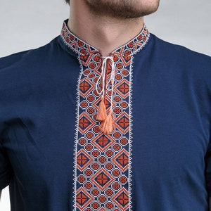 Männer Ukrainisch T-Shirt mit gesticktem Ornament, ethnisches T-Shirt. Folkloristischer Stil. Hergestellt in der Ukraine.