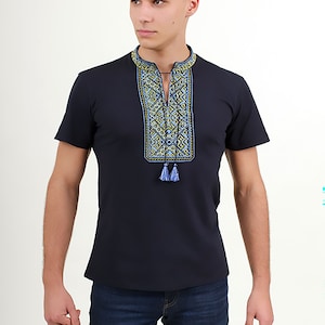 Ukrainisch besticktes Herrent-Shirt mit blau-gelbem Ornament, ethnisches T-Shirt. Vaterländischen Stil. Hergestellt in der Ukraine.