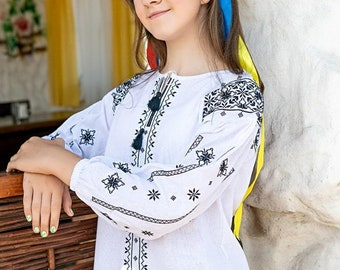 Sommerleichte Bluse für ein Mädchen 12-16 Jahre mit schwarz bestickt. Bluse mit floralen ukrainischen Ornamenten.