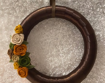Corona de otoño en marrón y beige con flores de fieltro