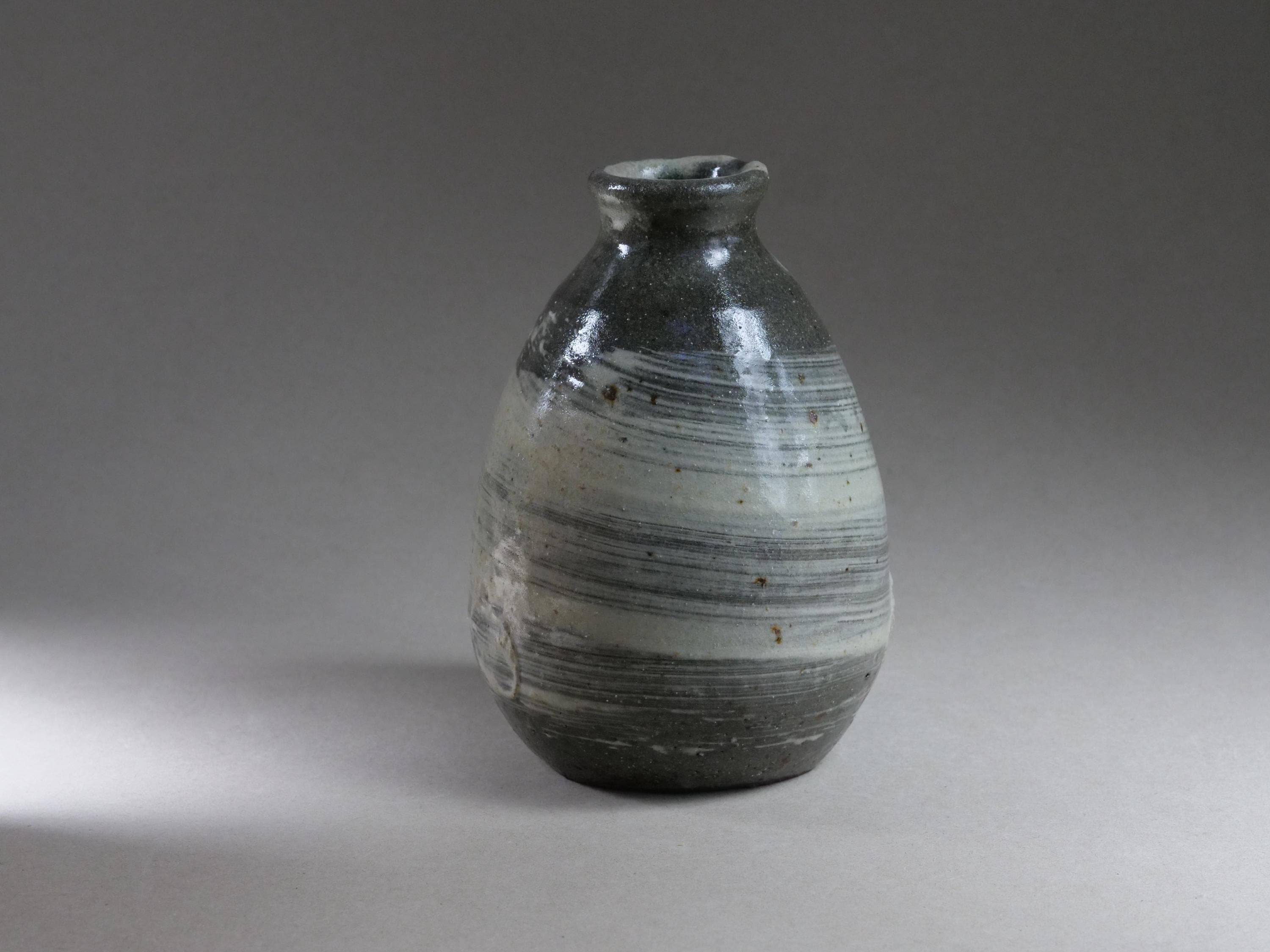 特徴ある形のボトル型花瓶 特徴ある形のボトル型花瓶 ボトル型のクラシカルなフラワーベース