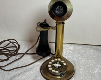 Teléfono antiguo Western Electric tipo candelabro de latón de la década de 1920 con dial giratorio, funcionando.