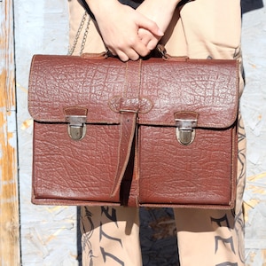 Porte-documents, sac de travail ou d'école en cuir marron vintage avec poignée sur le dessus