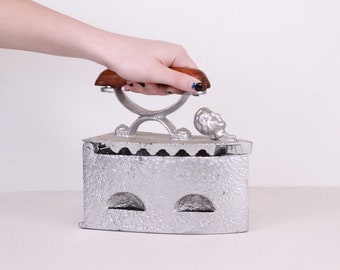 Ferro da stiro antico in ghisa cotta a carbone con manico in legno, circa 1900