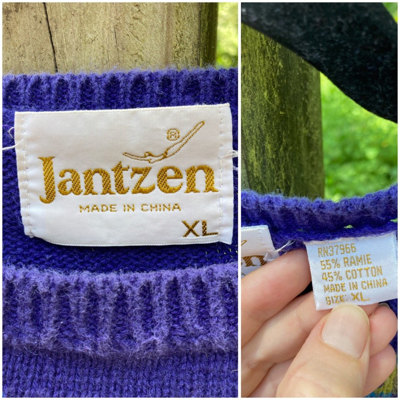 Puede incluir: Un su&eacute;ter Jantzen morado con una etiqueta blanca que dice "Jantzen Made in China XL" y una segunda etiqueta que dice "RN37966 55% Ramie 45% Algod&oacute;n Made in China Size: XL".