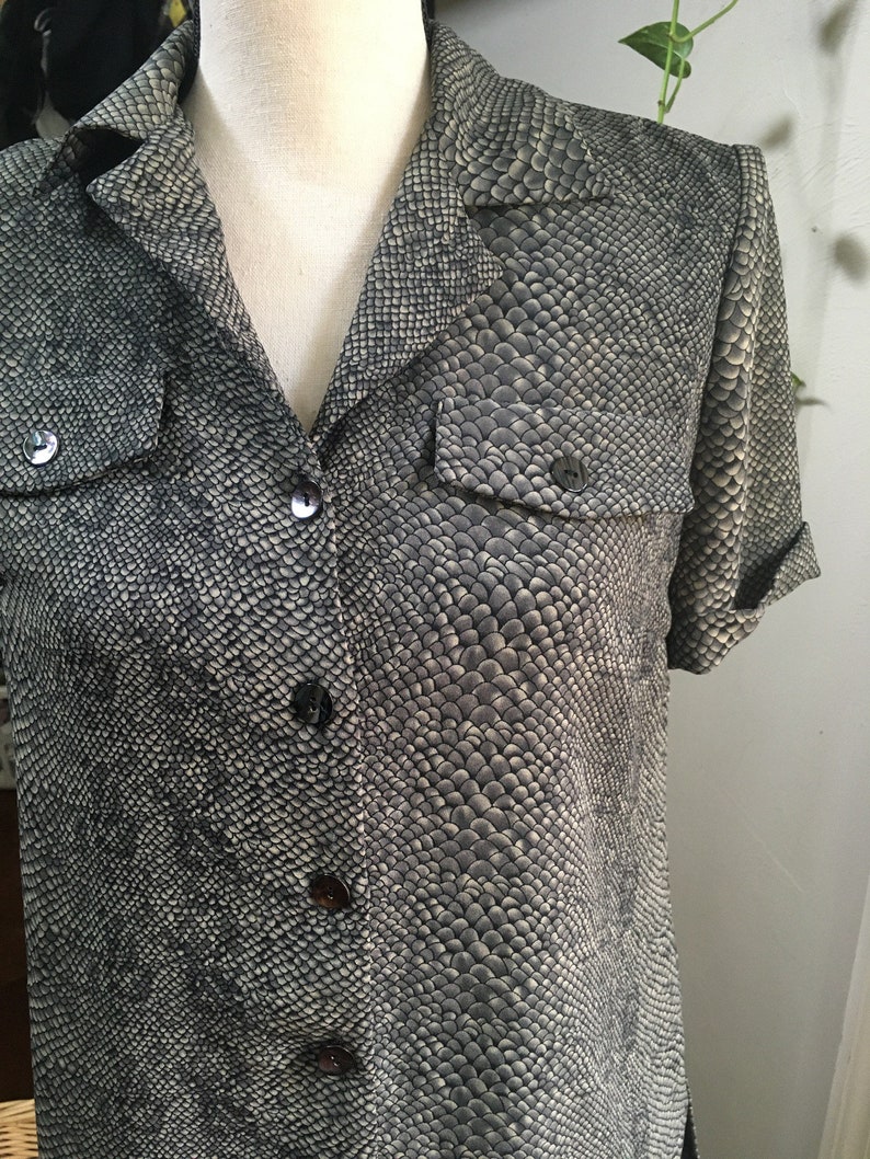90s Vintage Faux Snakeskin Short Sleeve Button Up Blouse Top Animal Print Size 4 Petite Shirt