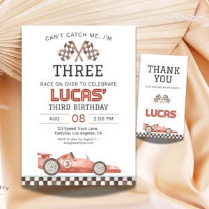 Voiture de course ne m&#39;attrape pas, j&#39;ai trois ans, invitation + plaquette cadeau | Invitation modifiable pour le 3e anniversaire de course de voitures rouges et étiquette cadeau | Modèle de fête de vitesse pour enfants
