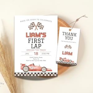 Invitación de cumpleaños y etiqueta de recuerdo "Primera vuelta a la pista" / Fiesta de autos de carreras rojos imprimible / Plantilla digital editable