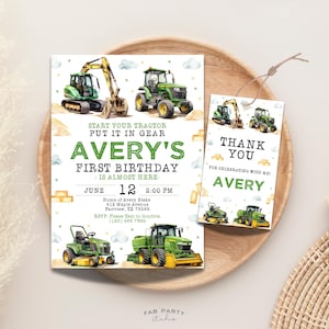 Könnte beinhalten: Eine rechteckige Geburtstagseinladung und ein passender rechteckiger Dankesanhänger mit Aquarellillustrationen von grünen Traktoren und Baumaschinen. Der Text lautet Avery's First Birthday, June 12, 2:00 PM und Thank You.