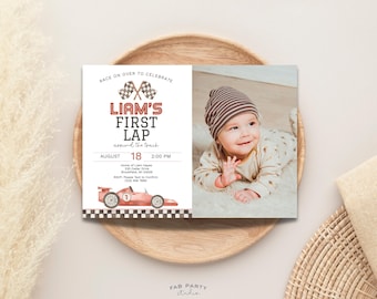 Invito fotografico per il primo compleanno a tema auto da corsa / Primo giro in pista - Modello digitale stampabile e modificabile