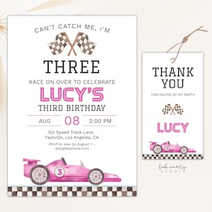 Voiture de course ne m&#39;attrape pas, j&#39;ai trois ans, invitation + plaquette cadeau | Invitation modifiable pour le 3e anniversaire de course de voitures roses et étiquette-cadeau | Modèle de fête rapide