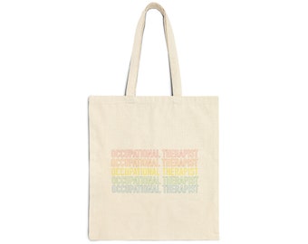 Puede incluir: Un bolso tote de color crema con la frase "OCCUPATIONAL THERAPIST" impresa en un patrón repetido en tonos naranja, amarillo y verde. El bolso tiene dos asas y está hecho de tela resistente.