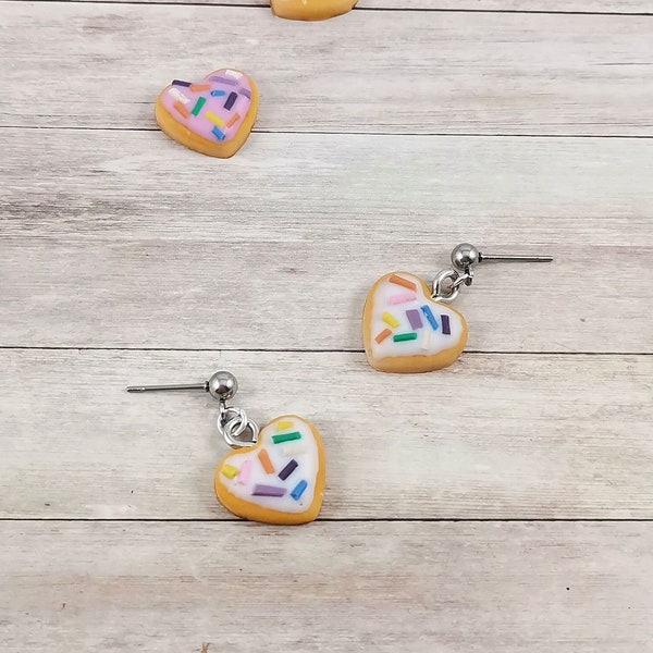 Heart Sugar Cookie Ohrringe/ Fimo Polymer Clay Keks Ohrstecker/ bunte Streusel/ Regenbogen/ Kawaii/ Miniature Food/ Valentinstag/ Geschenk