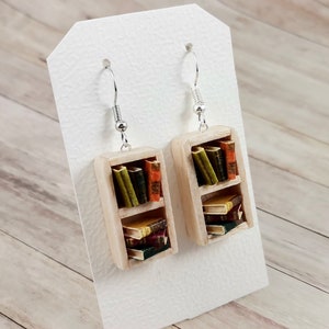 Miniatur Ohrringe "Nano quer" /Motiv Hänge-Ohrschmuck/Booklove/Bibliothek/Papier & Holz/ Dollhouse/ausgefallenes Geschenk/book shelf earring