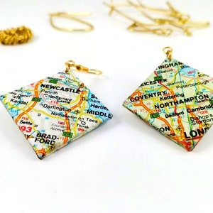 Pendientes de mapa reciclado "Mapa antiguo". Joyas recicladas/ Mapas/ Arte en papel/ Trotamundos/ Joyas para viajeros/ Idea de regalo para la pasión por los viajes/ Colorido.