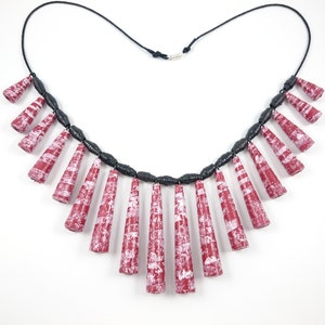 Collana di perline di carta "Hekat"/ Collana con perline di cono marmorizzate rosse e bianche/ Gioielli di carta/ Arte di carta/ Collana di perline di carta/ Gioielli rossi